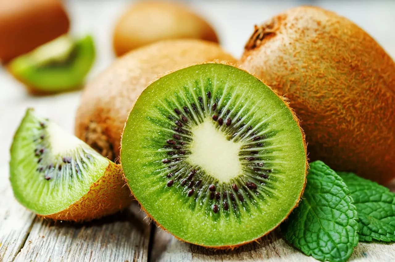 Kiwi ile kalorii ma naprawdę? Poznaj pełną wartość odżywczą owocu