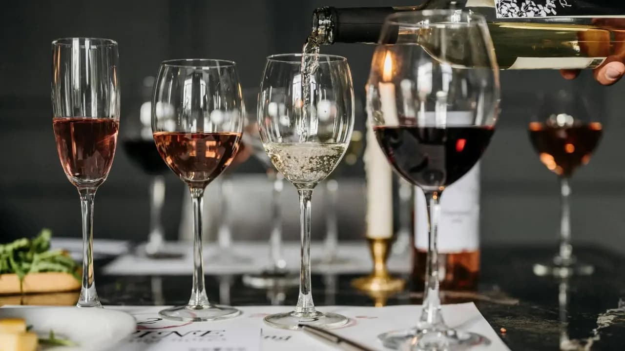 Ile kalorii ma wino czerwone wytrawne: poznaj prawdziwą wartość każdego łyka