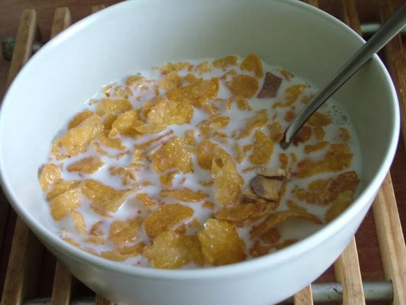 Ile kalorii mają płatki kukurydziane: Dokładne wartości w różnych porcjach