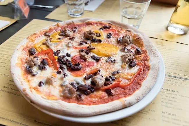 Ile kalorii ma średnia pizza? Zaskakująca prawda o kaloryczności dań