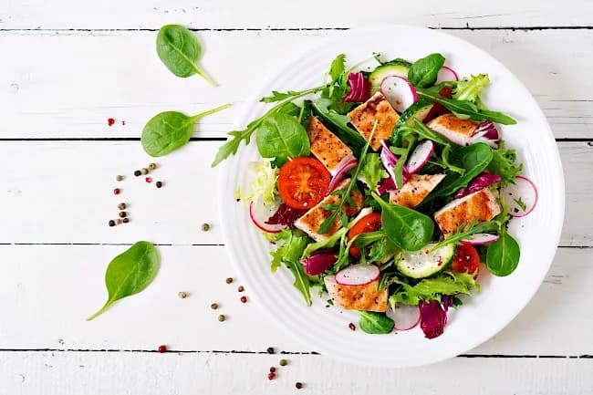 Ile kalorii ma sałatka: Poznaj dokładne wartości najpopularniejszych sałatek