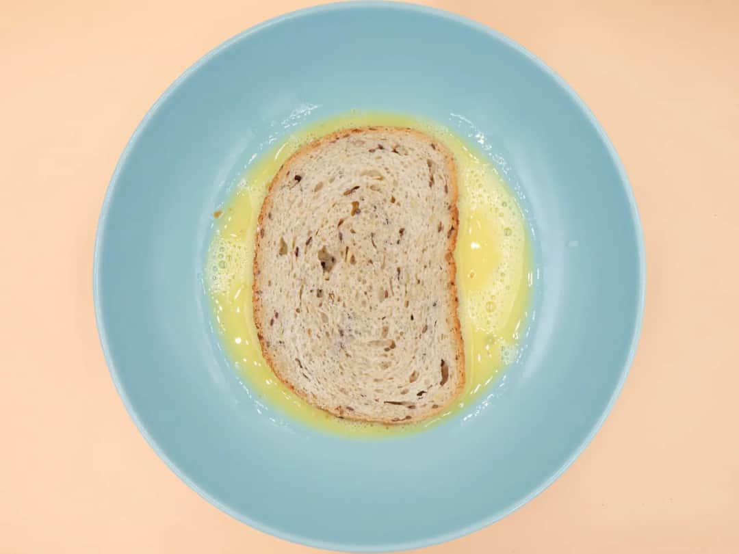 Poznaj kaloryczność chleba w jajku: wartości odżywcze i wielkości porcji