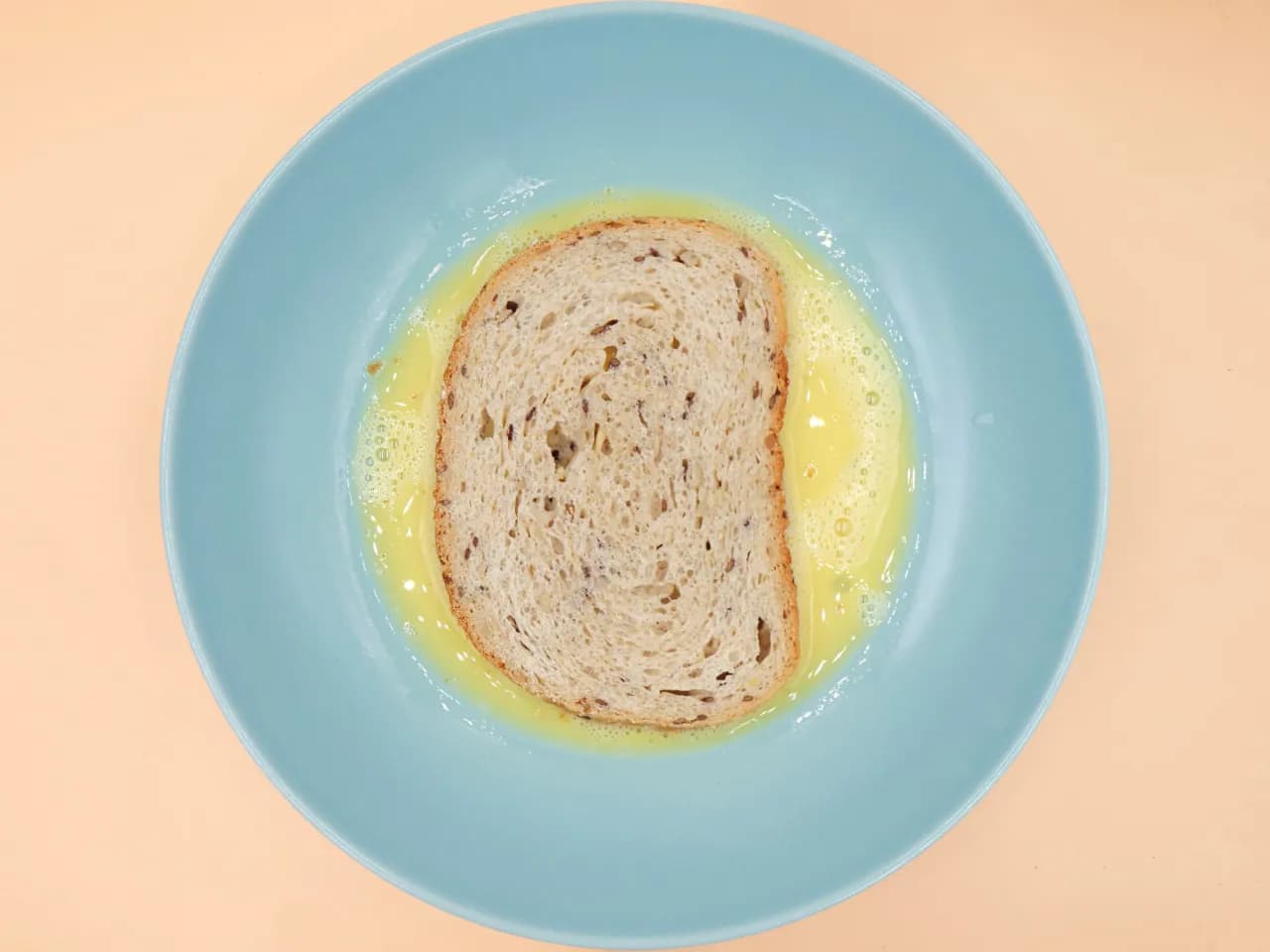 Poznaj kaloryczność chleba w jajku: wartości odżywcze i wielkości porcji