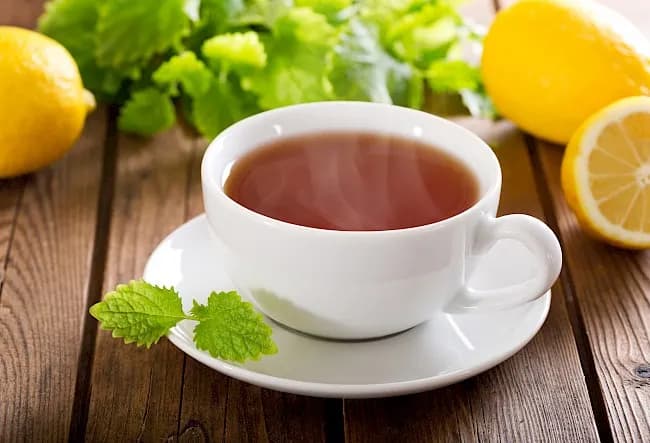Ile kalorii ma czarna herbata i dlaczego warto ją pić każdego dnia?