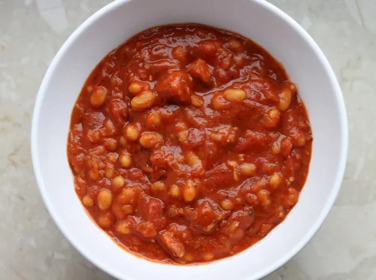 Ile kalorii ma fasolka po bretońsku z kiełbasą: Kompletna analiza kaloryczności