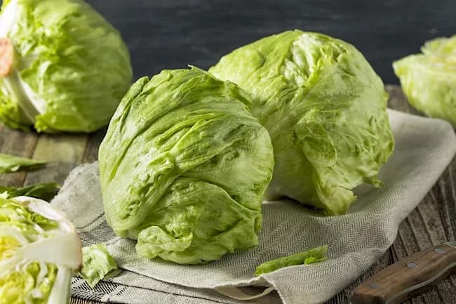 Ile kalorii ma sałata lodowa w różnych porcjach - kompletny poradnik