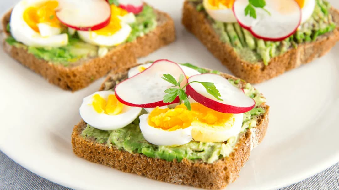 Ile kalorii ma awokado z jajkiem? Poznaj wartości odżywcze tej potrawy