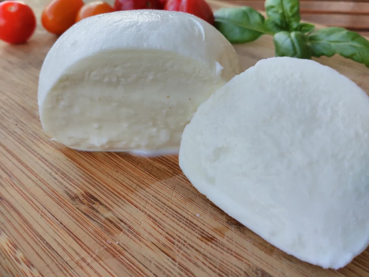 Ile kalorii ma mozzarella: poznaj wartości odżywcze różnych rodzajów sera
