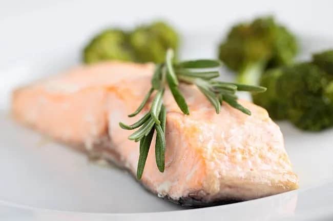 Ile kalorii ma łosoś pieczony i dlaczego warto go jeść?