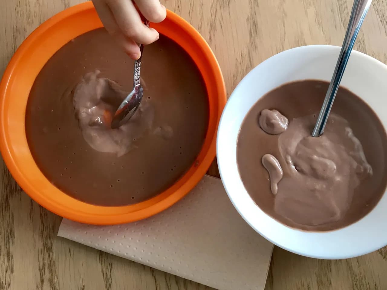 Ile kalorii ma budyń czekoladowy? Poznaj dokładne wartości z tabeli